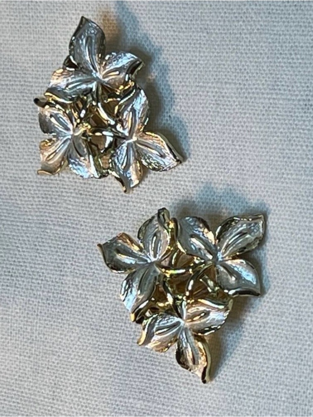 JUDY LEE VINTAGE 1950s FAUX GOLDTONE & WHITE TRIO LEAVES CLIP ON EARINGS